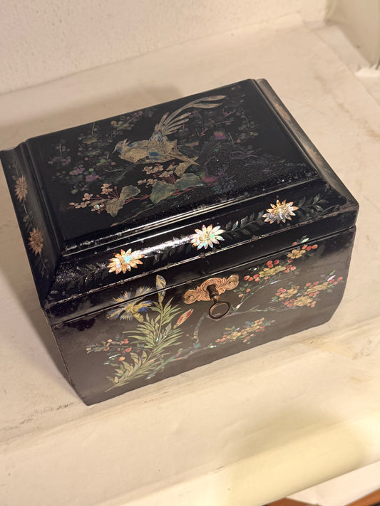 Antik japansk lakæske Tea caddy, fra ca.1850. Med nøgle.