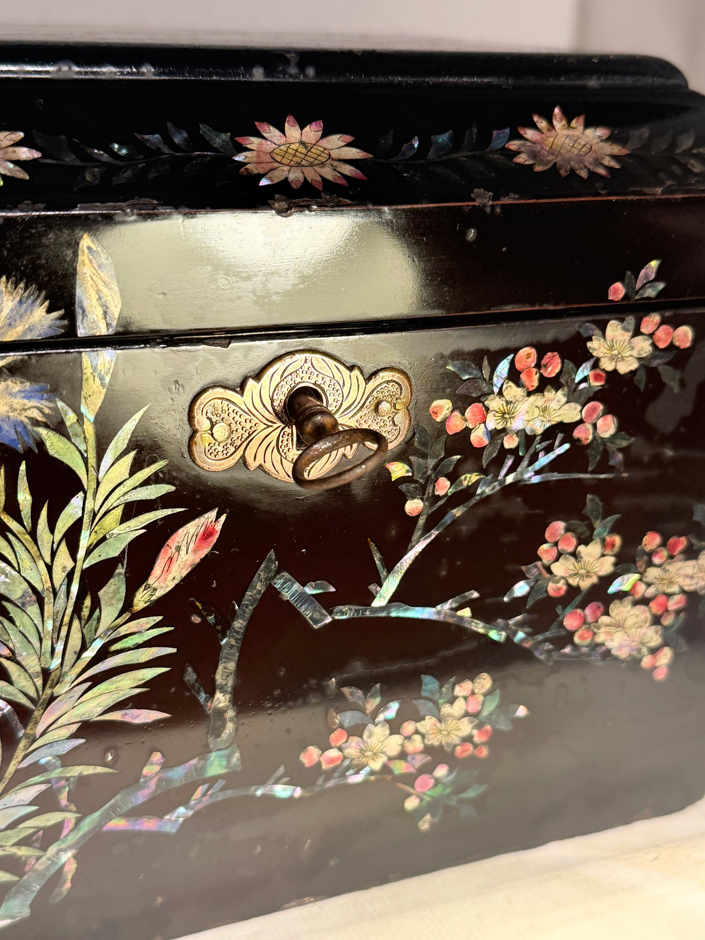 Antique Japanese lacquer tea caddy, from ca.1850. With key.