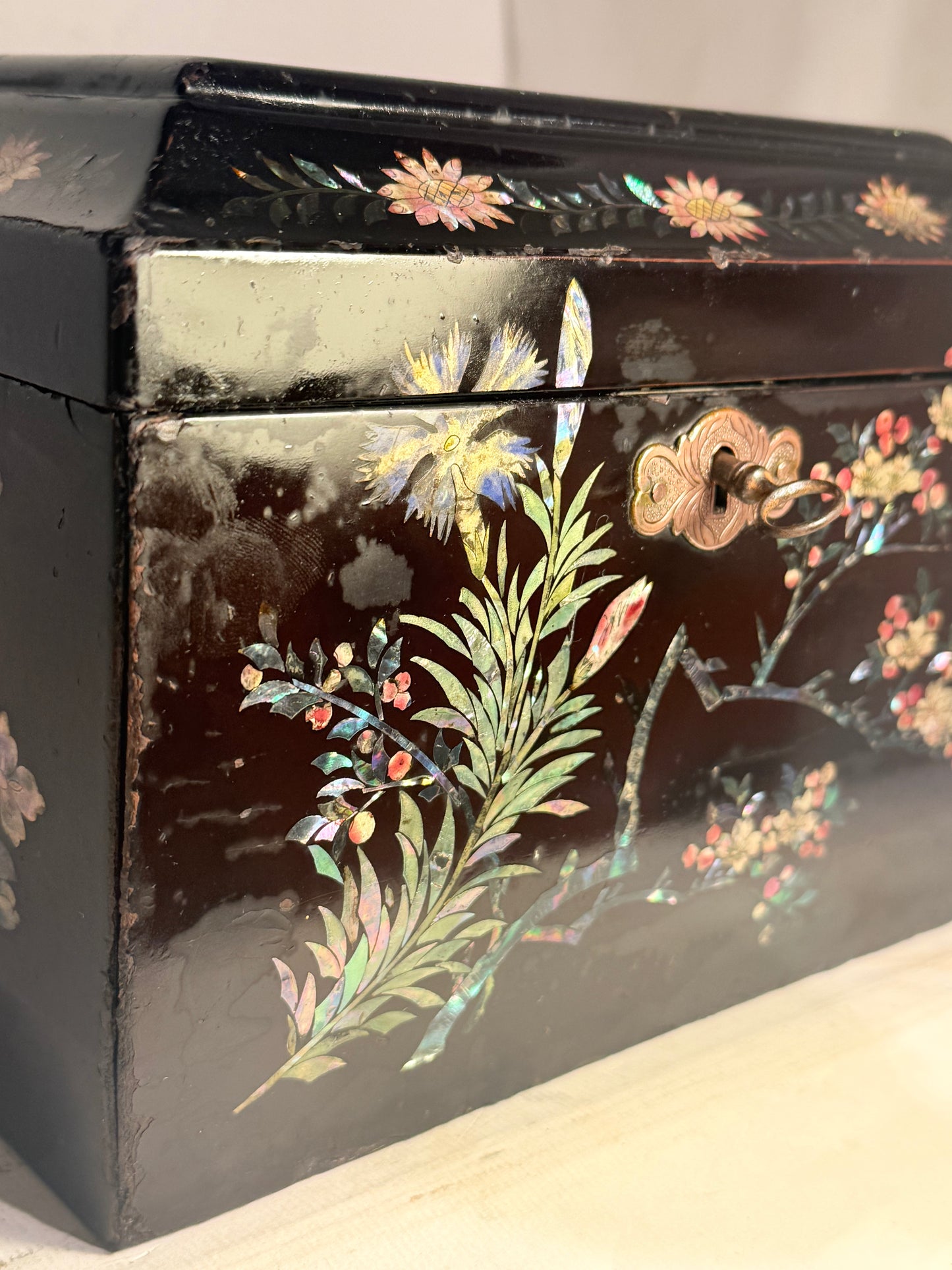 Antique Japanese lacquer tea caddy, from ca.1850. With key.