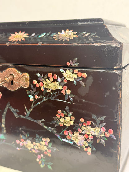 Antique Japanese lacquer tea caddy, from ca.1850. With key.