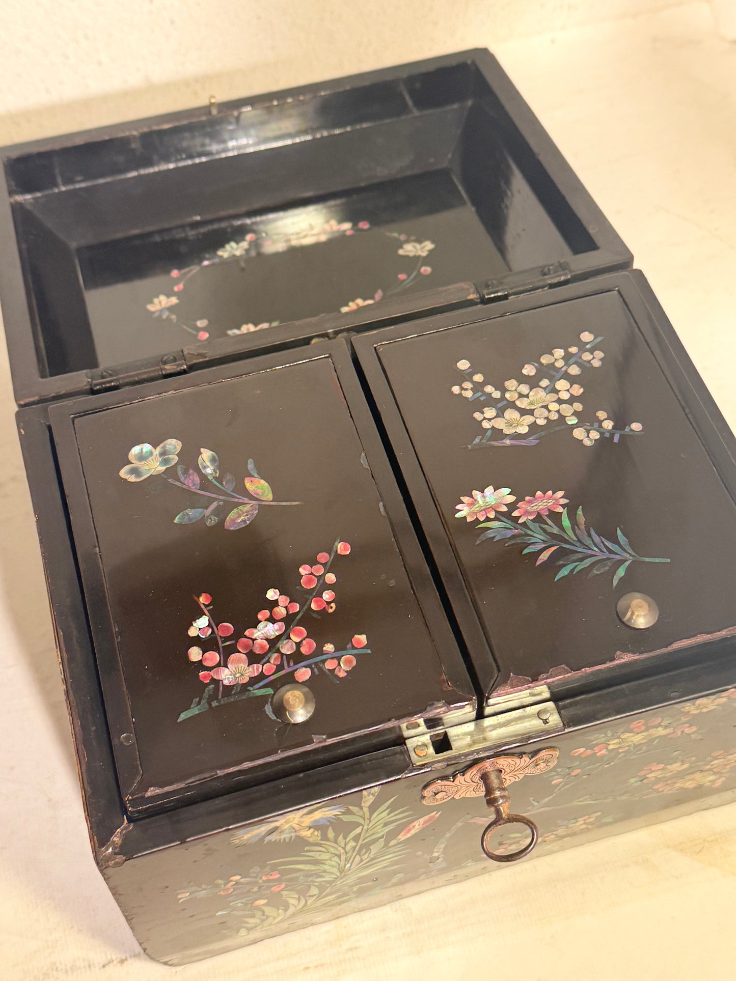 Antique Japanese lacquer tea caddy, from ca.1850. With key.