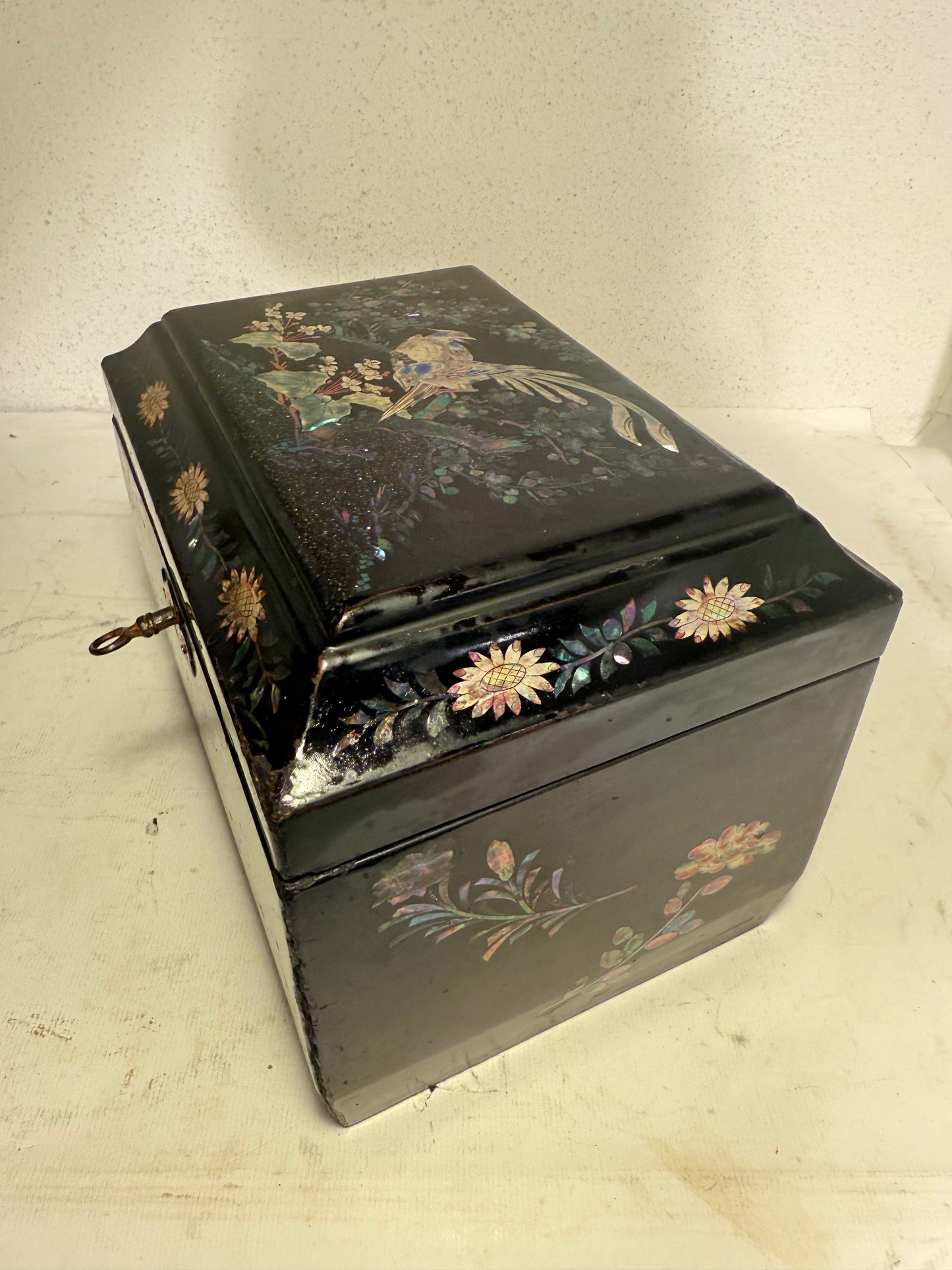 Antique Japanese lacquer tea caddy, from ca.1850. With key.