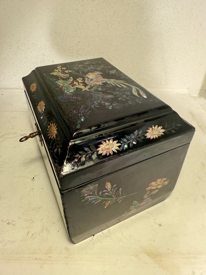 Antique Japanese lacquer tea caddy, from ca.1850. With key.