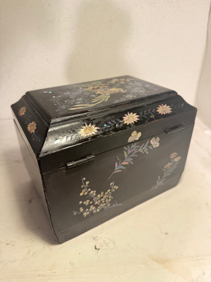 Antique Japanese lacquer tea caddy, from ca.1850. With key.