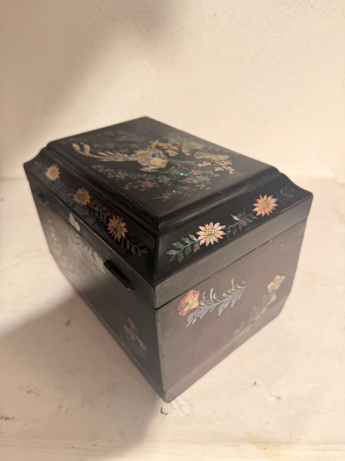 Antique Japanese lacquer tea caddy, from ca.1850. With key.