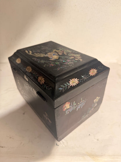 Antique Japanese lacquer tea caddy, from ca.1850. With key.