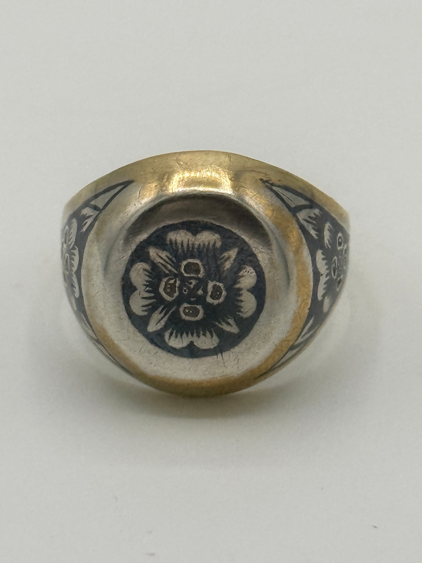 Eldre niello forgyldt sølv signet ring. Fra midt 20.Årh