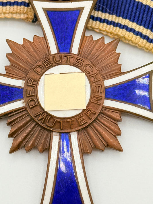 Der er et tysk WW2 bronze Moderkors af 3.Grad. Fra 1938