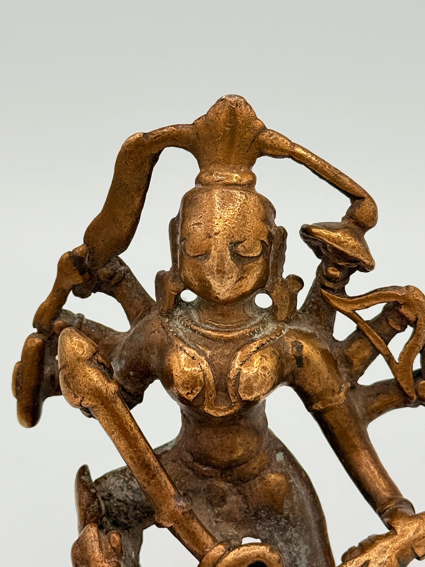 Antik Durga Mahishasura bronze statue. Indien. Fra 16.-18. Århundrede