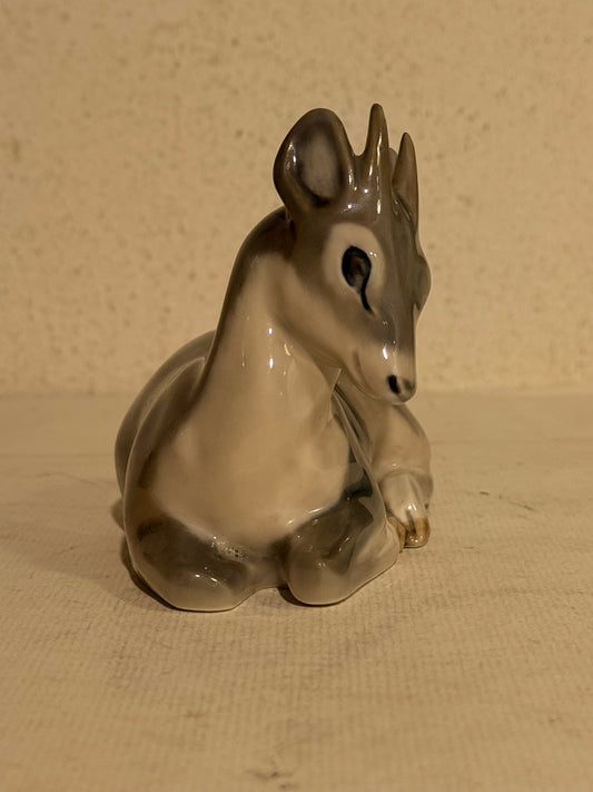 Knud Kyhn. Royal Copenhagen. Liggende Rådyr kid, modelnr: 2648.