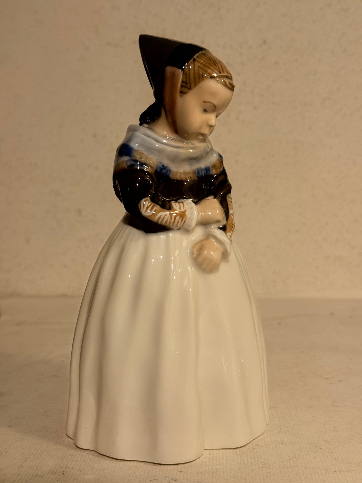 Lotte Benter. Royal Copenhagen Amagerpige modelnr: 1251.