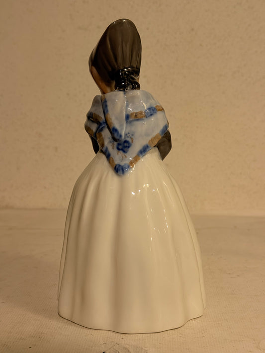 Lotte Benter. Royal Copenhagen Amagerpige modelnr: 1251.