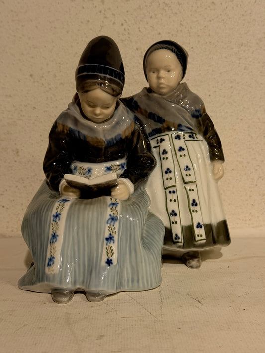 Lotte Benter. Royal Copenhagen 2 Amagerpiger modelnr: 1395.