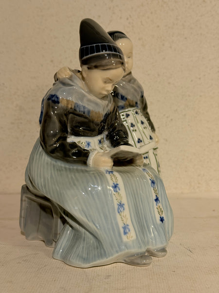 Lotte Benter. Royal Copenhagen 2 Amagerpiger modelnr: 1395.
