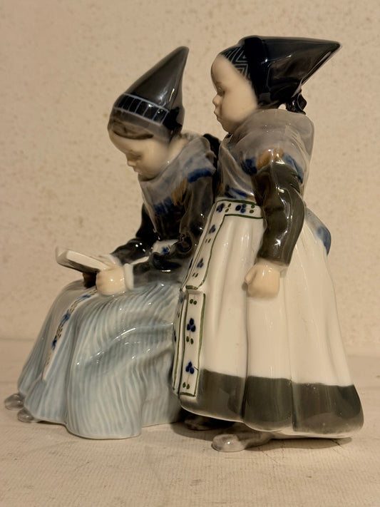 Lotte Benter. Royal Copenhagen 2 Amagerpiger modelnr: 1395.