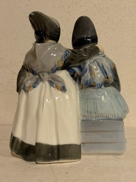 Lotte Benter. Royal Copenhagen 2 Amagerpiger modelnr: 1395.