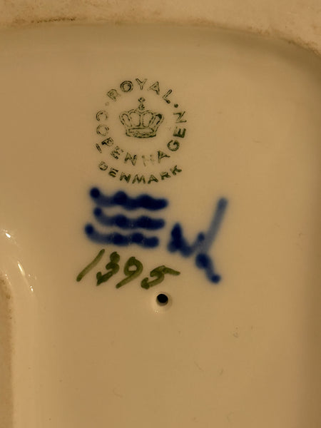 Lotte Benter. Royal Copenhagen 2 Amagerpiger modelnr: 1395.