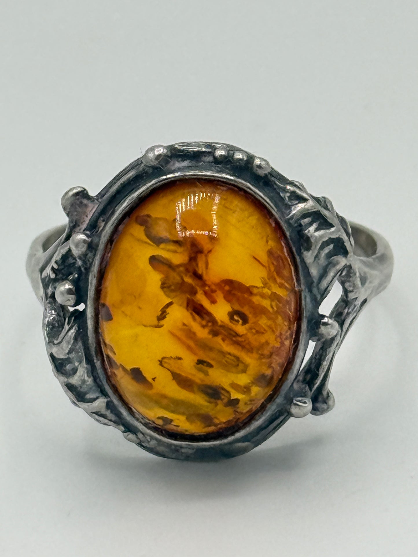 Vintage skønvirkestil Rav & Sterlingsølv ring. Gstad, Polen. Fra 1980érne