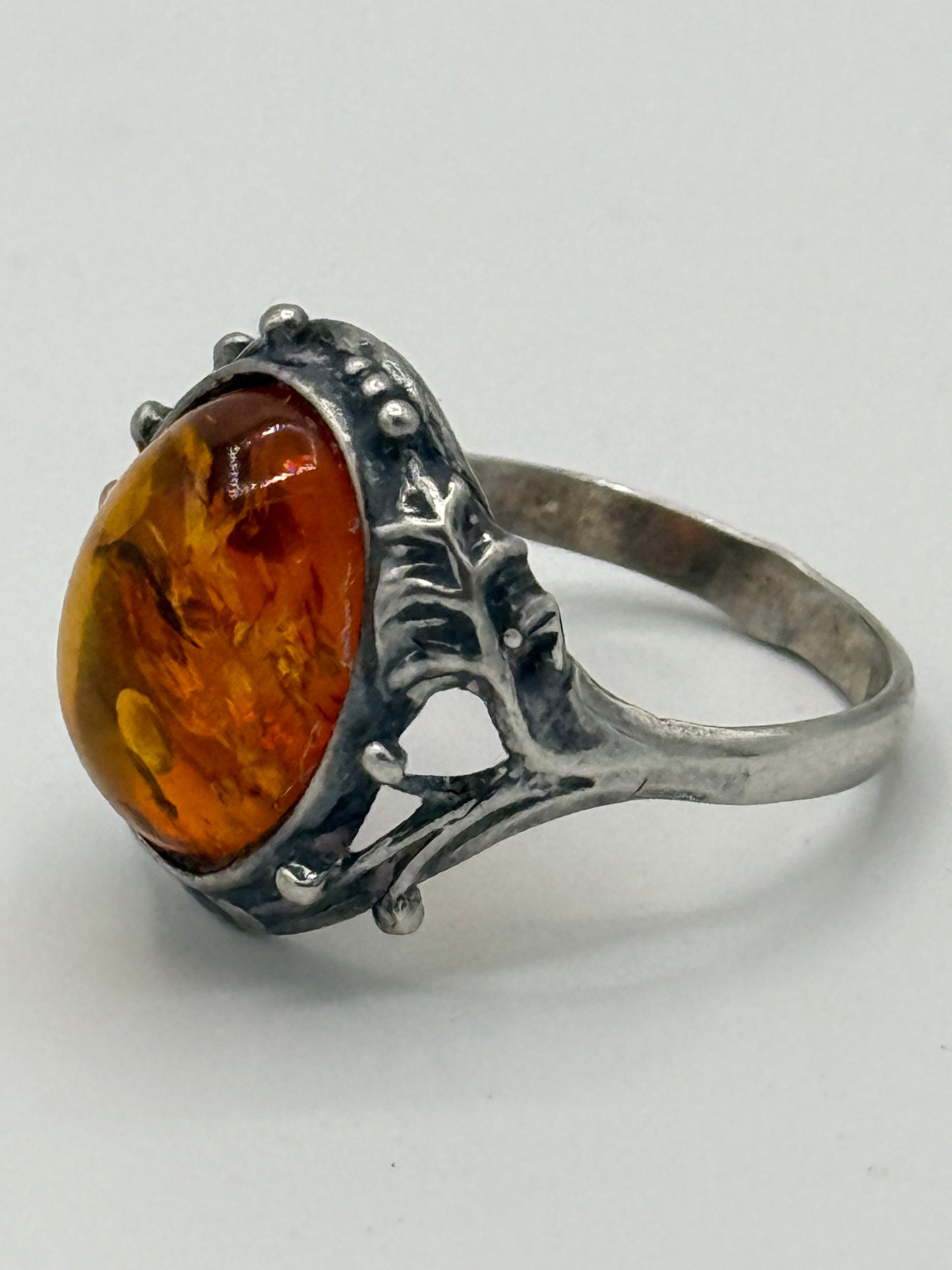 Vintage skønvirkestil Rav & Sterlingsølv ring. Gstad, Polen. Fra 1980érne
