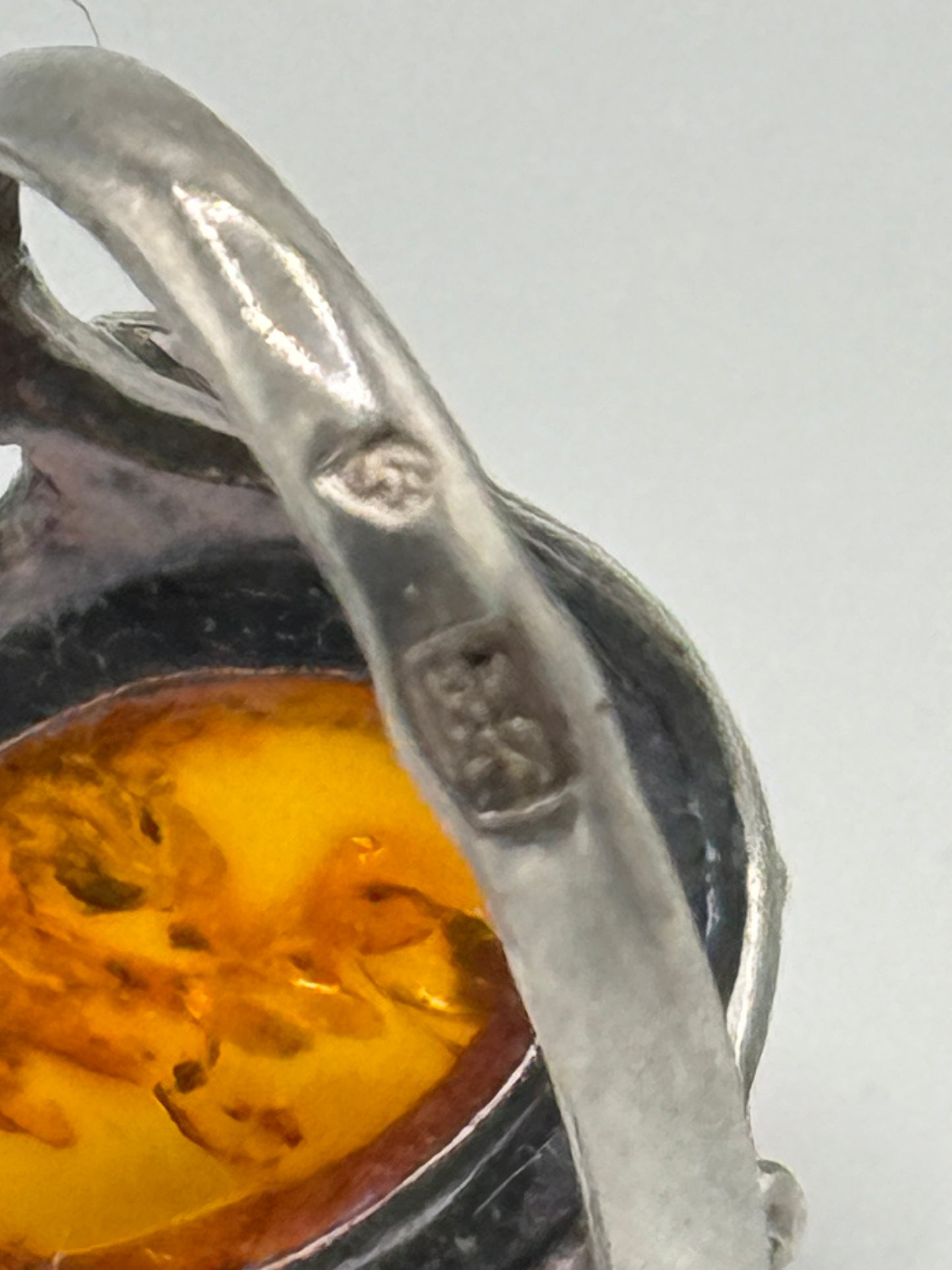 Vintage skønvirkestil Rav & Sterlingsølv ring. Gstad, Polen. Fra 1980érne