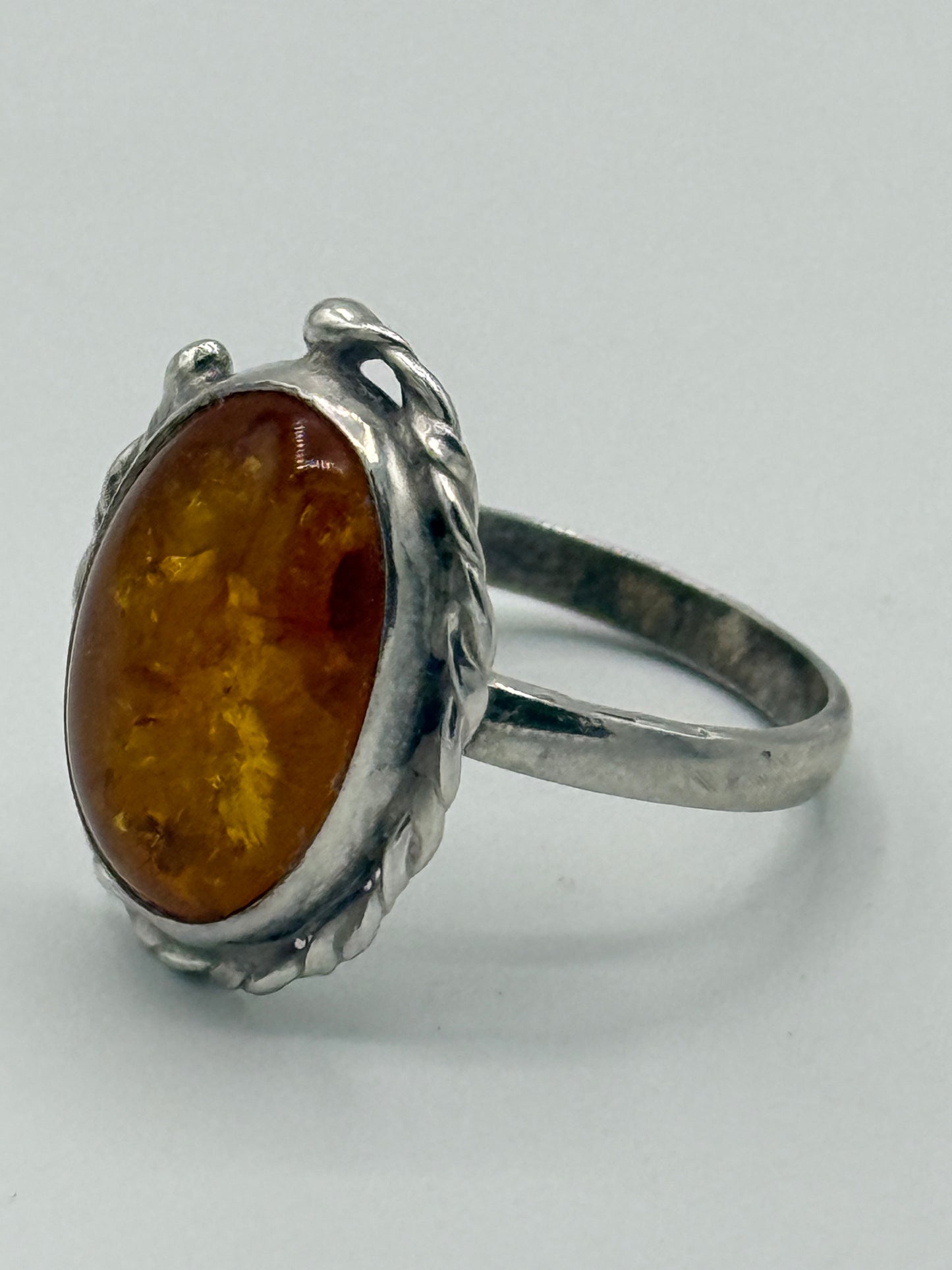 Vintage skønvirkestil Rav & Sterlingsølv ring. Polen. Fra 1980érne