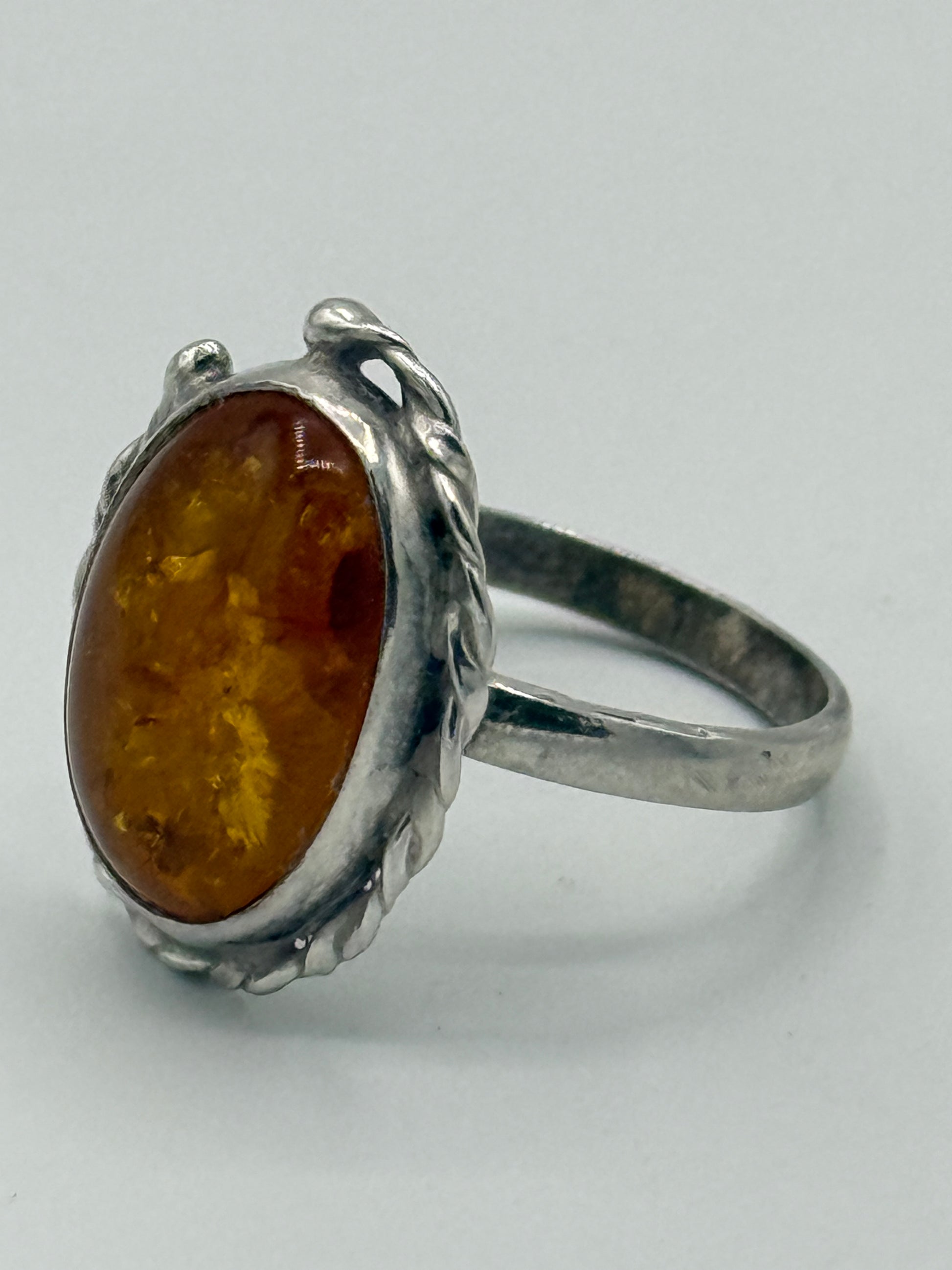 Vintage skønvirkestil Rav & Sterlingsølv ring. Polen. Fra 1980érne