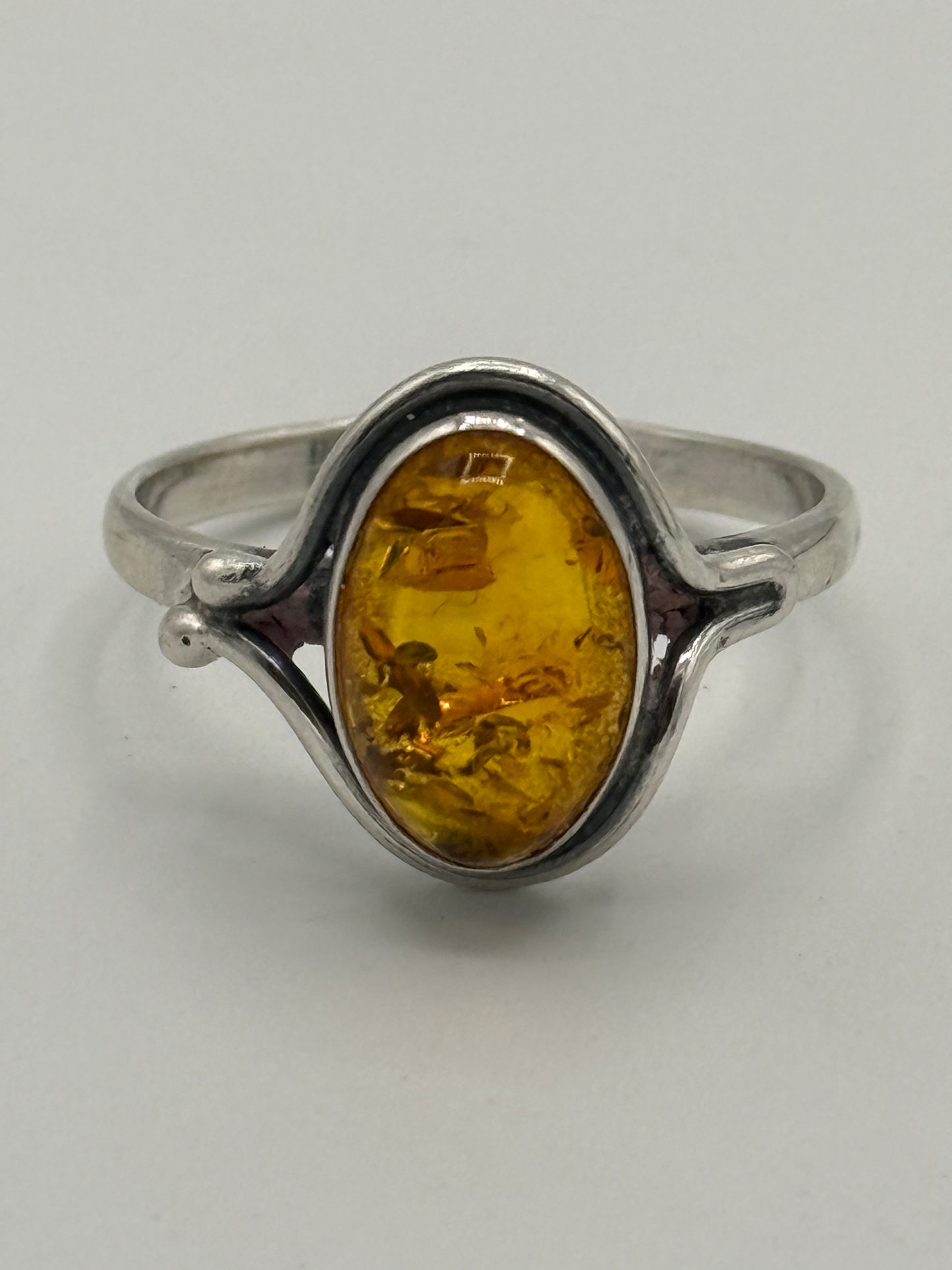 Vintage skønvirkestil Rav & Sterlingsølv ring. Warsawa, Polen. Fra 1980érne