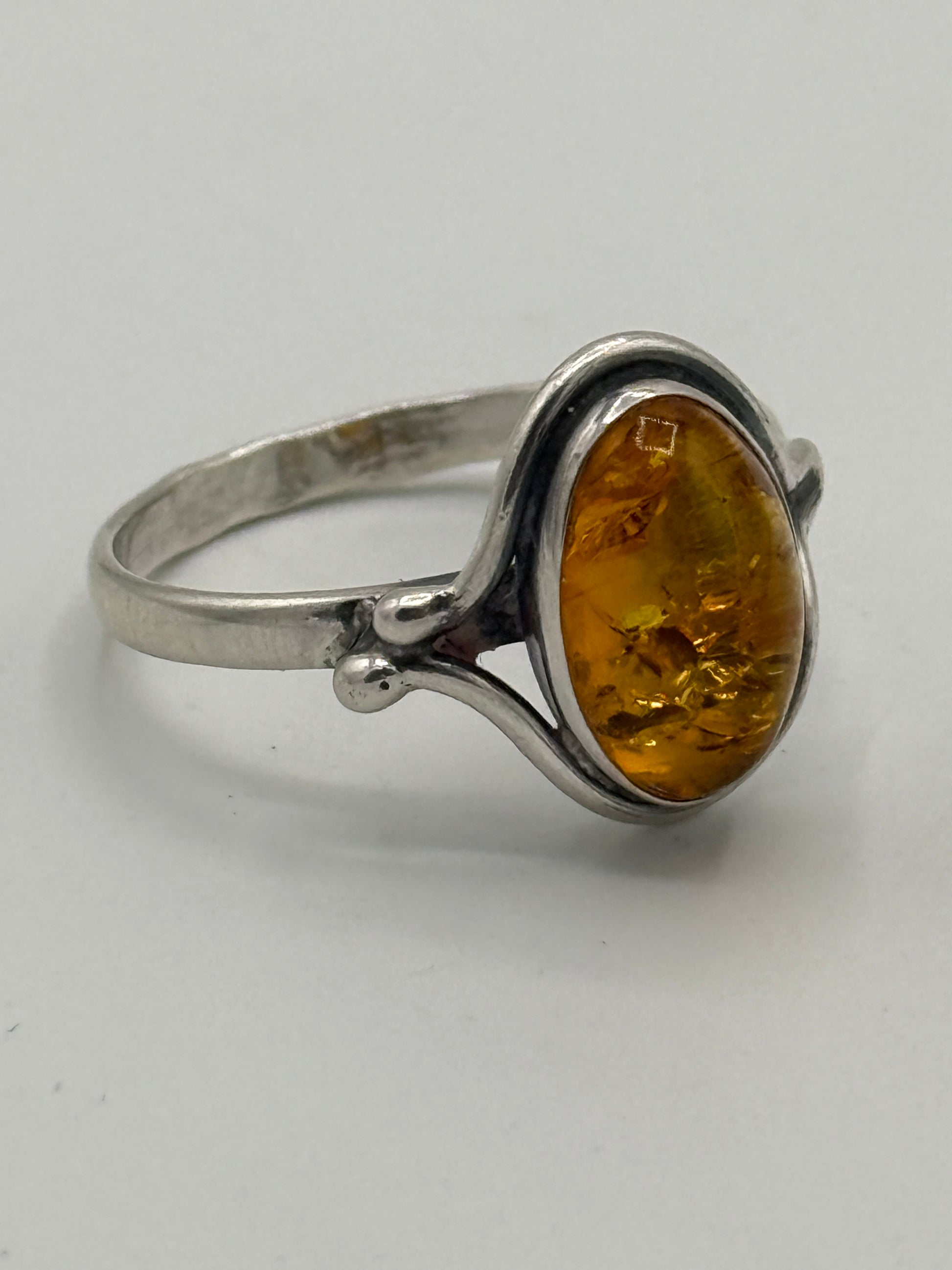 Vintage skønvirkestil Rav & Sterlingsølv ring. Warsawa, Polen. Fra 1980érne
