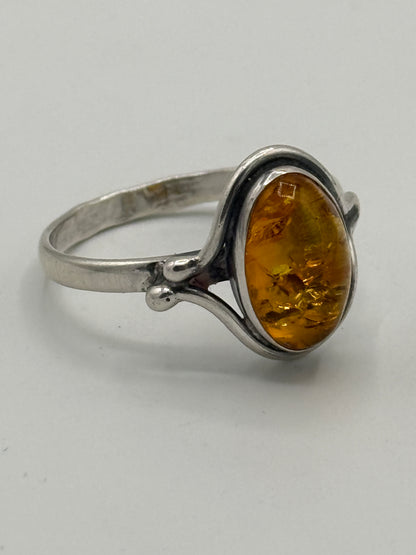 Vintage skønvirkestil Rav & Sterlingsølv ring. Warsawa, Polen. Fra 1980érne