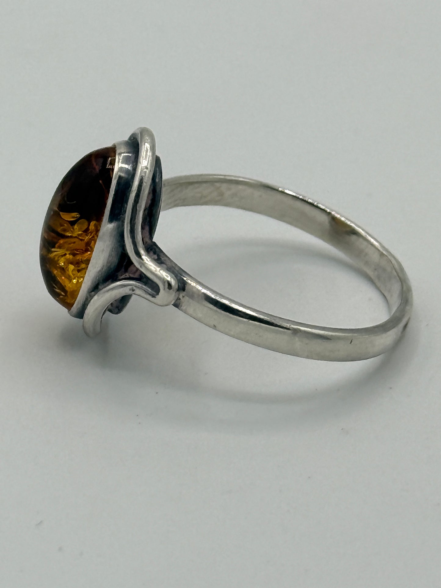 Vintage skønvirkestil Rav & Sterlingsølv ring. Warsawa, Polen. Fra 1980érne