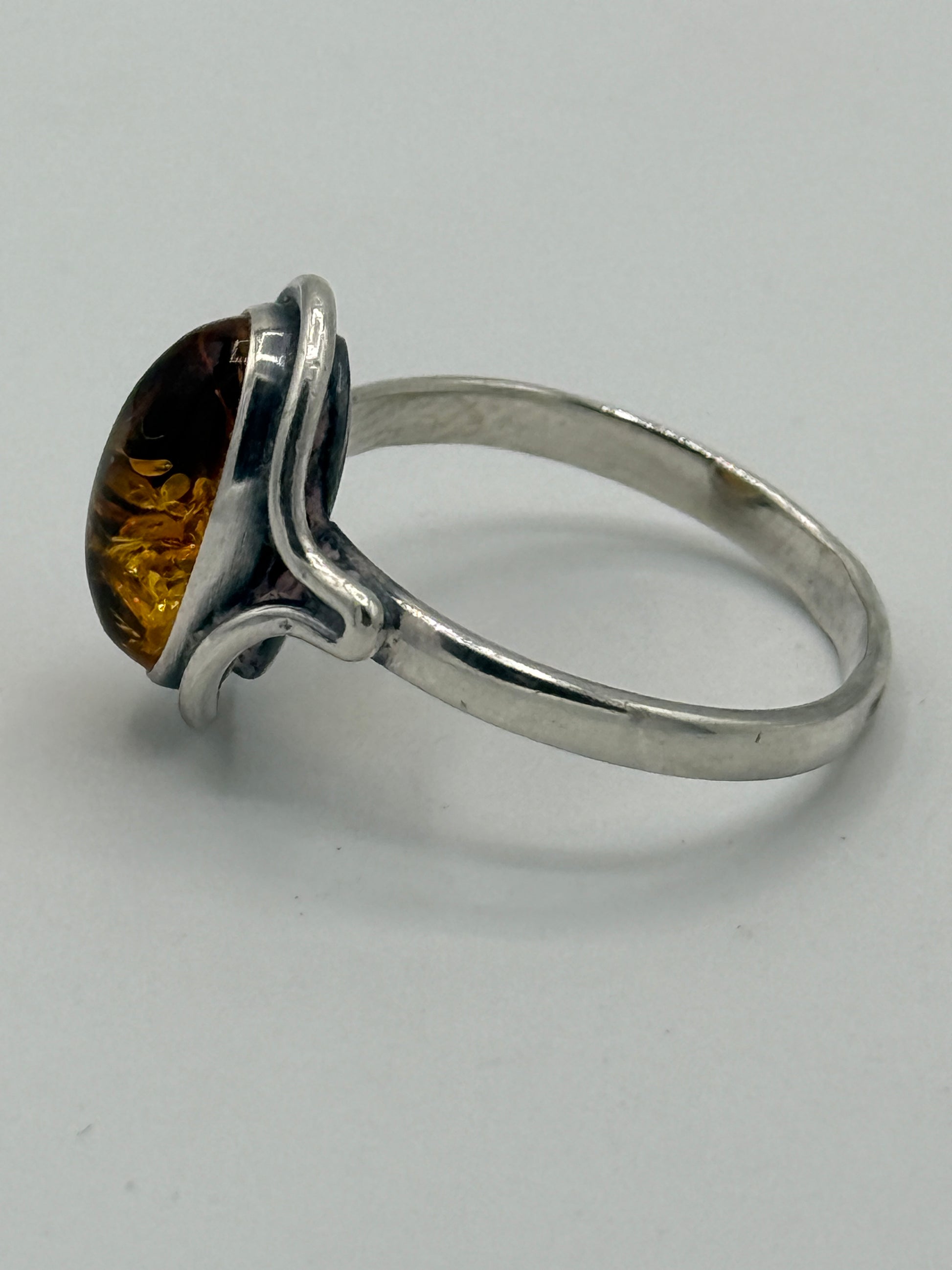 Vintage skønvirkestil Rav & Sterlingsølv ring. Warsawa, Polen. Fra 1980érne
