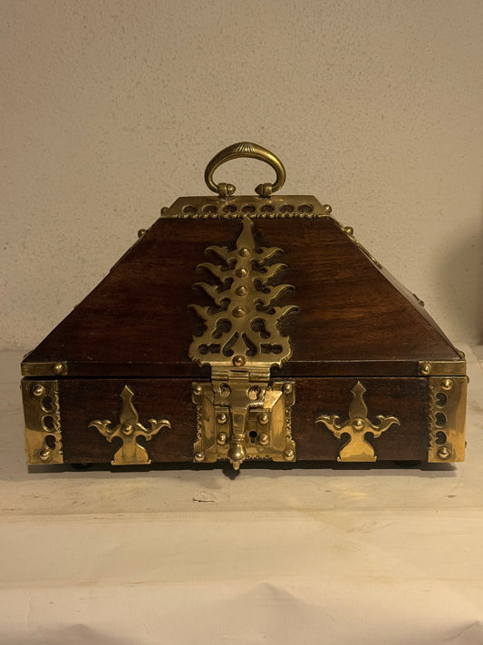 Ældre Nettoor Petti skrin, fra Kerala, Indien.