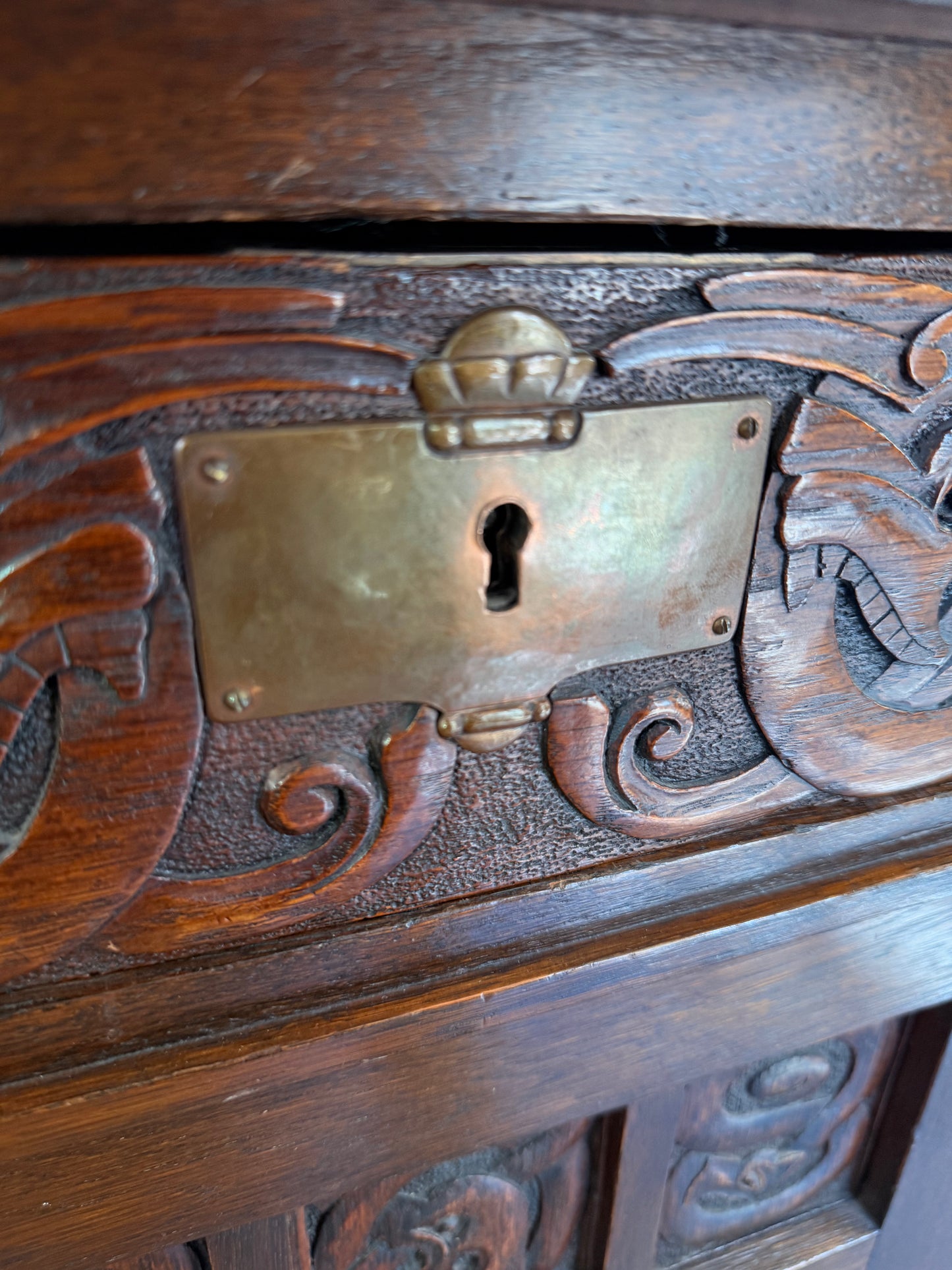 Antik Norsk Viking Dragestil Piedestal skrivebord.Fra 1880-1915