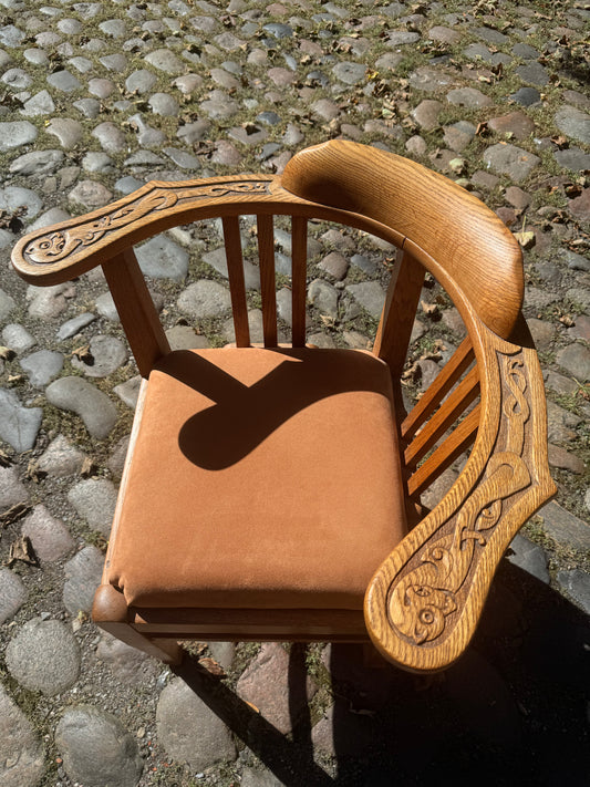 Antik Norsk Viking Dragestil Hjørnestol. Fra 1880-1915.