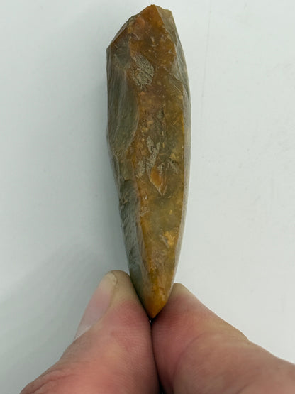 Dansk Stenalder. Lille tyndbladet økse i flint. Dolktid 2400-1800 F.Kr