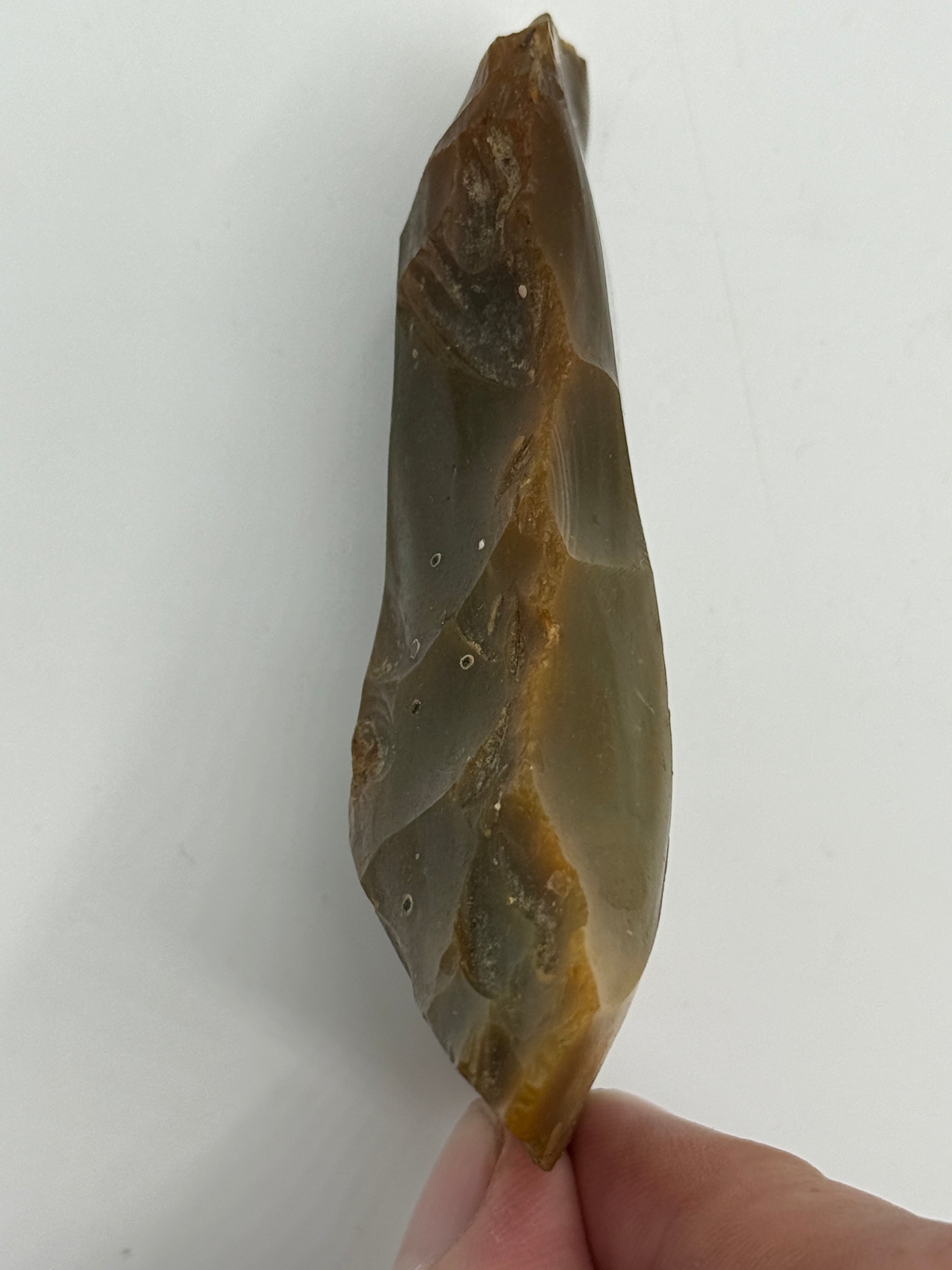 Dansk Stenalder. Asymmetrisk skiveøkse i brun flint. Sen Ertebølletid: 4500-3900 F.Kr