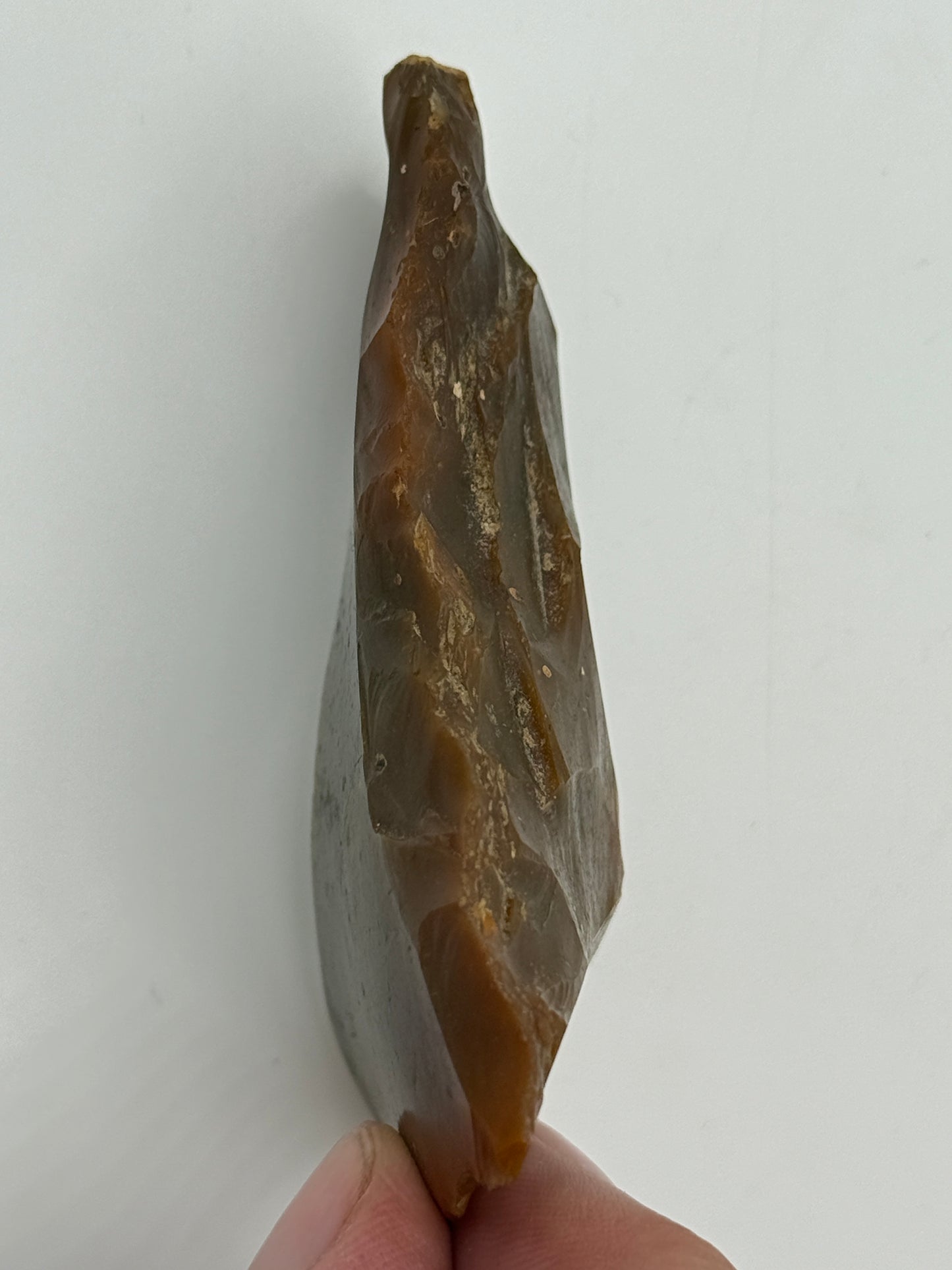 Dansk Stenalder. Asymmetrisk skiveøkse i brun flint. Sen Ertebølletid: 4500-3900 F.Kr