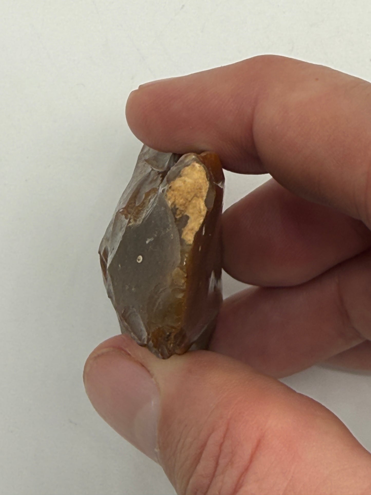 Dansk Stenalder. Asymmetrisk skiveøkse i brun flint. Sen Ertebølletid: 4500-3900 F.Kr