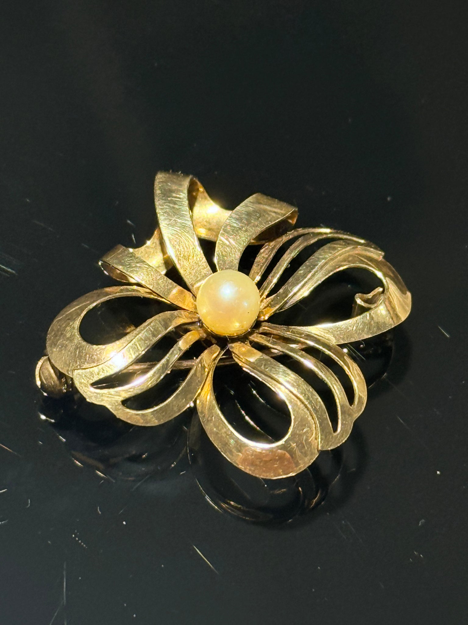 Hermann Siersbøl (1948-64) Vintage 8K guld broche med perle.