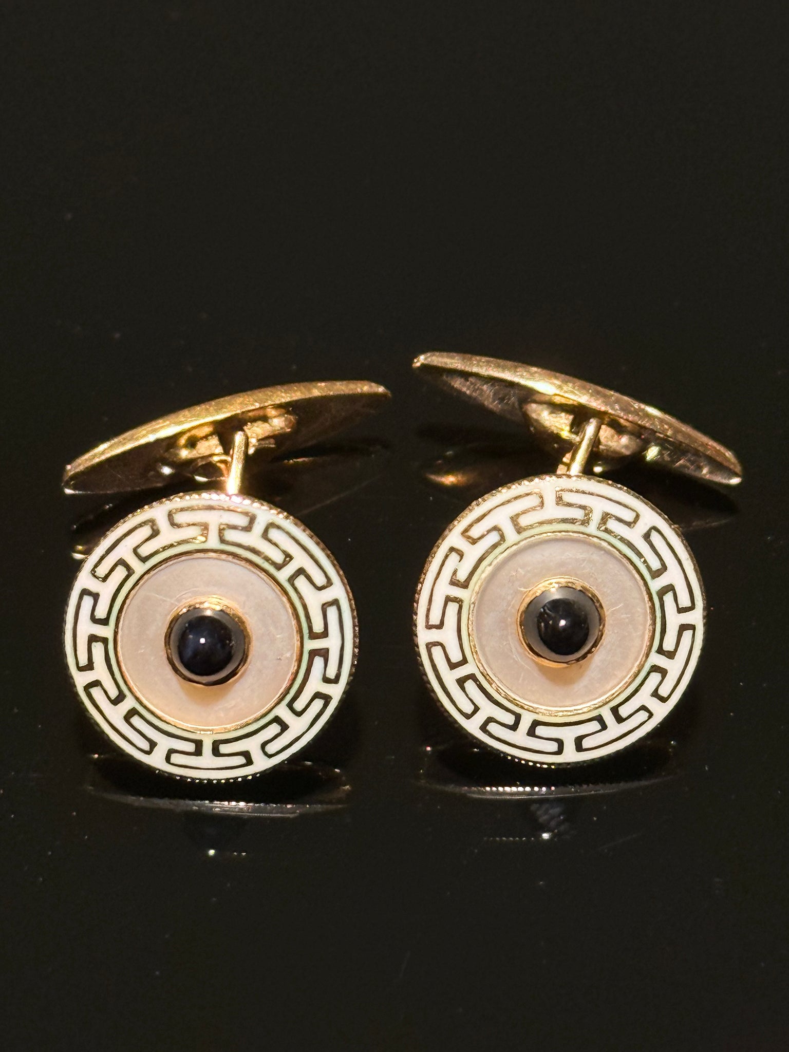 Art Deco 14K. Guld manchetknapper, med blå safirer. Start 1900tallet.