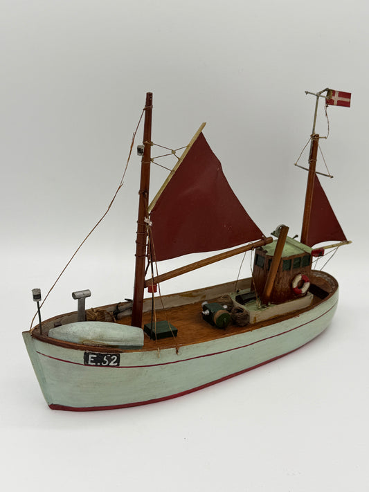 Ældre håndbygget Modelskib af klassisk dansk fiskekutter