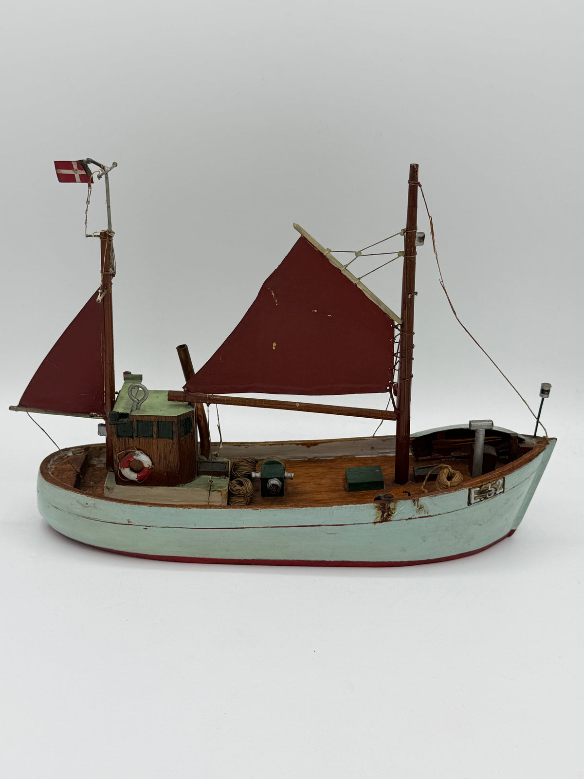 Midt 20. Årh. ældre håndbygget modelskib af klassisk dansk fiskekutter. Håndlavet af træ og udstyret med en vintage rigg og mast. 