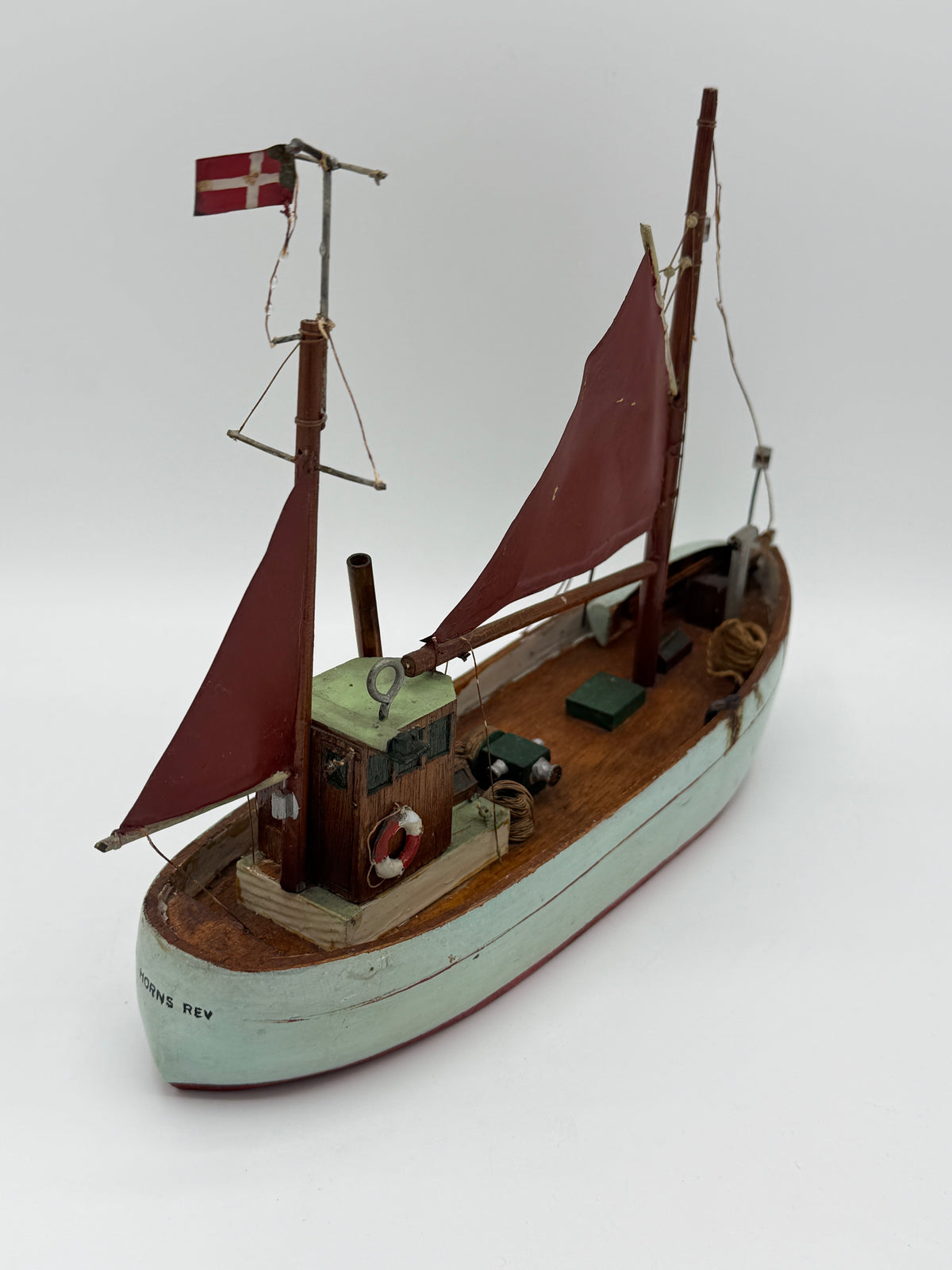 Ældre håndbygget modelskib af klassisk dansk fiskekutter. midt 20. årh