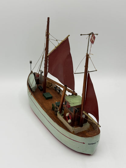 Midt 20. Årh. Ældre håndbygget modelskib af klassisk dansk fiskekutter. Håndlavet af træ og udstyret med et vintage rigg. Detaljer