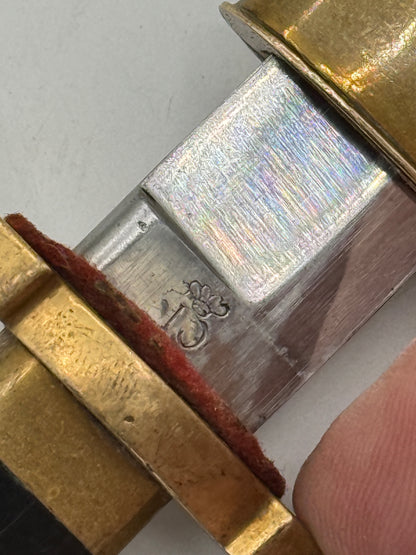Et dansk vintage dolk fra 1870, som er lavet for underlæger og underdyrlæger. Dolken har et guld-håndtag og et støvlet design