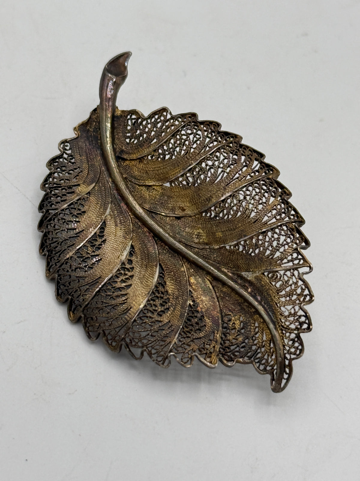 Topazlo forgyldt sterling sølv filigran blad broche. Portugal. Fra midt 20.Årh