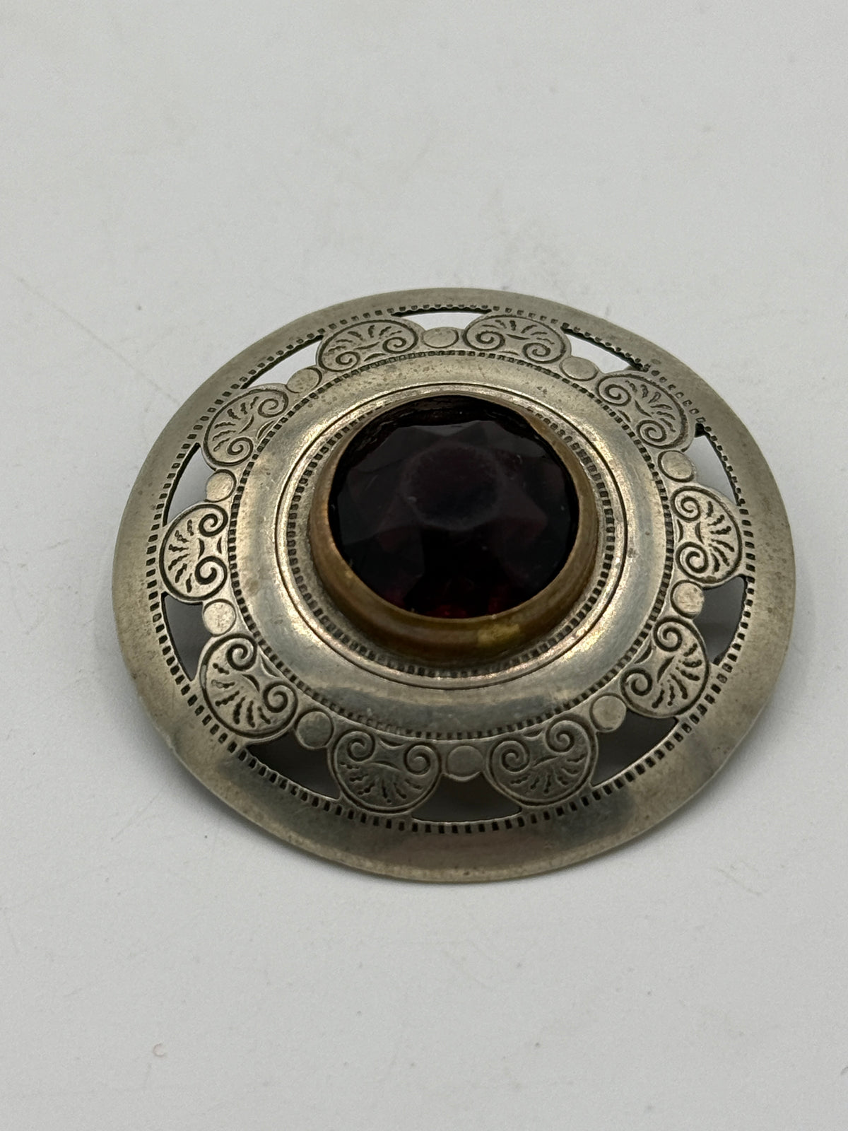 Antik broche med sten. Fra det 19. Årh