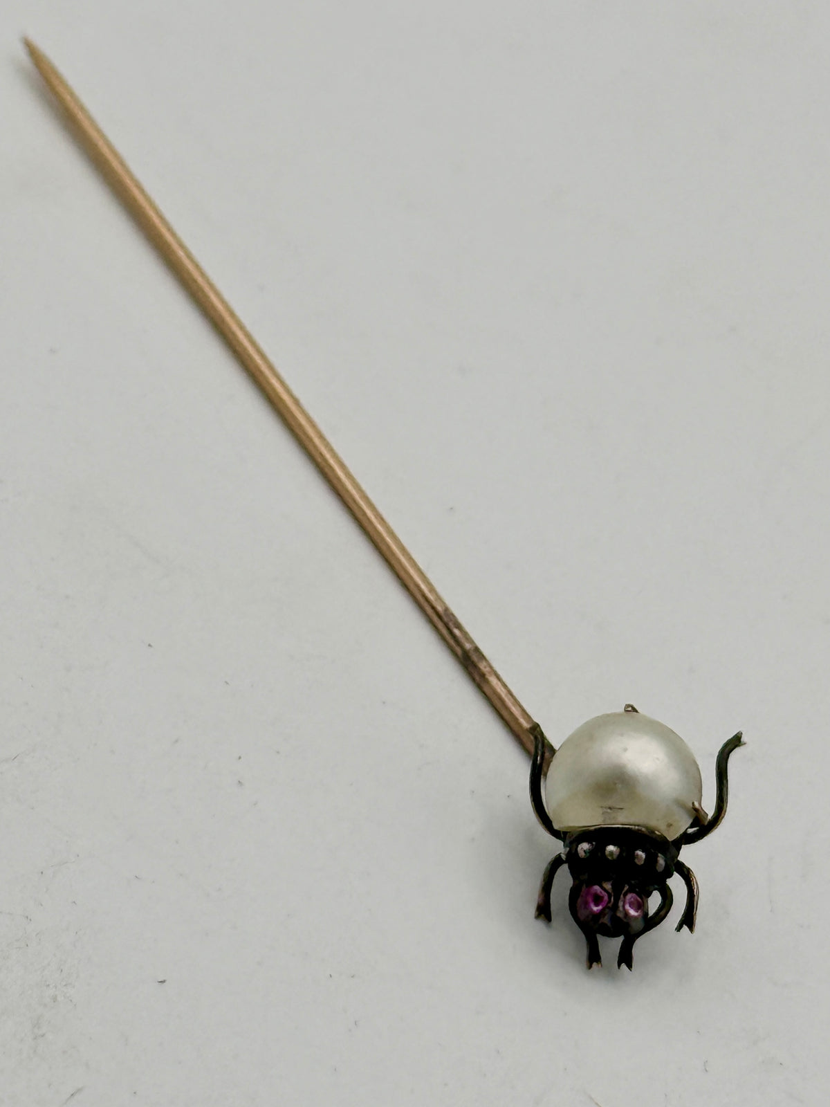 Antik viktoriansk beetle slipsenål i 18K. Guld, perle & amethyst. Slut 19. Årh