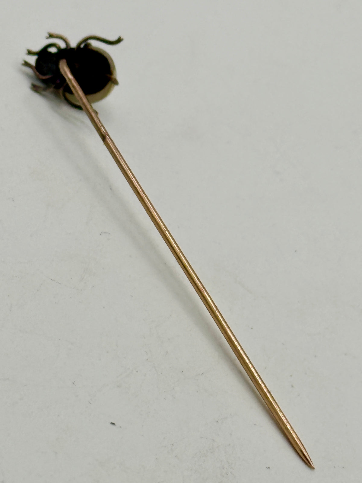 Antik viktoriansk beetle slipsenål i 18K. Guld, perle & amethyst. Slut 19. Årh