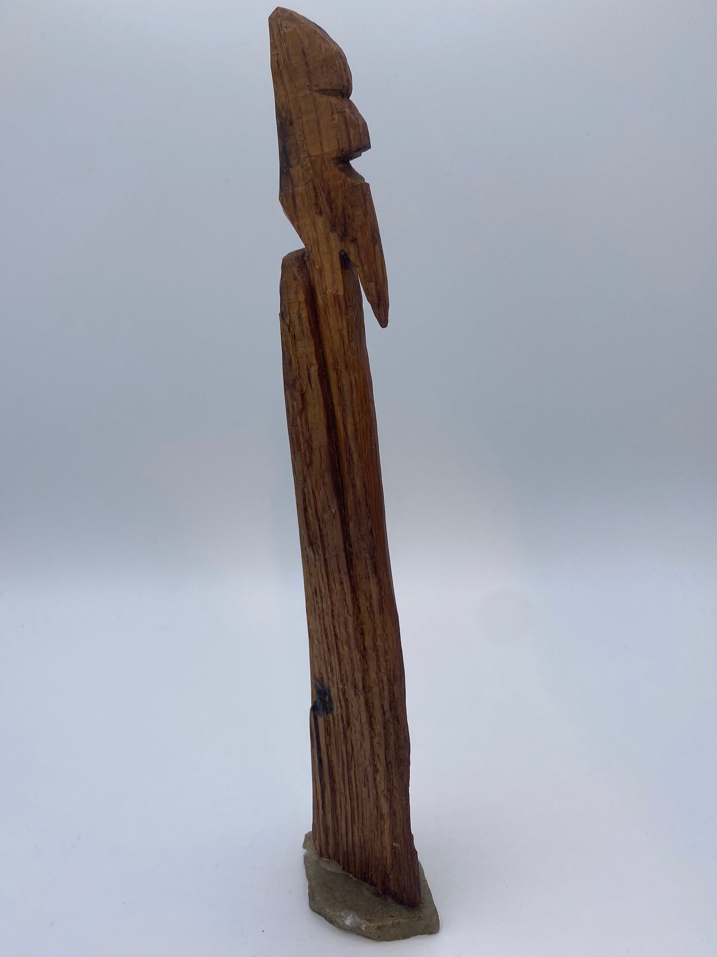 Håndskåren skandinavisk Loke pinde-figur. Slut 20. Århundrede